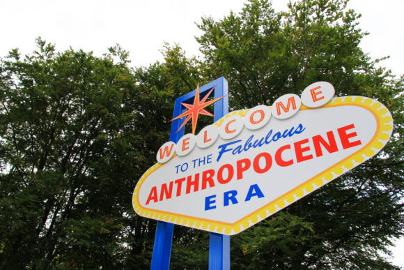 "Välkommen till den fantastiska epoken ANTROPOCEN" Bild: Habitus (2013), av Robyn Woolston, Edge Hill University, Ormskirk, Lancashire