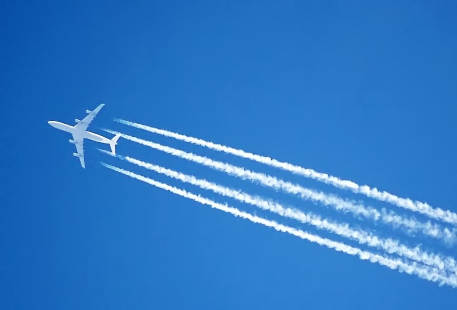 Utsläpp från flygplan på hög höjd leder till mer växthuseffekt än vad endast koldioxidutsläppen gör - förkortat kallas det RFI. Bildkälla: Wikipedia