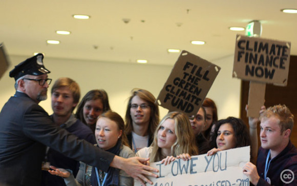 Aktion av ungdomsorganisationer på klimattoppmötet COP19. Källa: Adopt a Negotiator, 2013, Creative Commons.