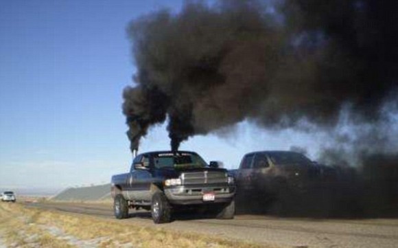 Vissa bygger om sina bilar så att de ska släppa ut så mycket som möjligt, enligt en artikel i brittiska Daily Mail: "Black-smoke-belching pick-ups built by anti-environmentalists who are 'rolling coal'"