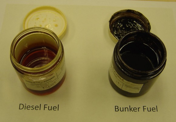 Diesel är betydligt tunnare och innehåller mindre giftiga ämnen än bunkerolja. Bildkälla: NOAA