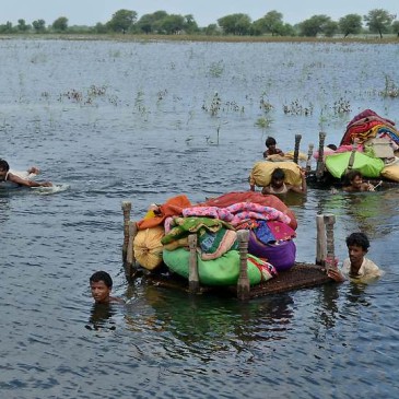 Pakistani villagers evacuate household items in a flooded area of Umerkot on September 16, 2011. The United Nations said that it was stepping up aid to Pakistan, where monsoon floods have killed 270 people, affected over 5.5 million others and destroyed 1.1 million homes. AFP PHOTO/STR