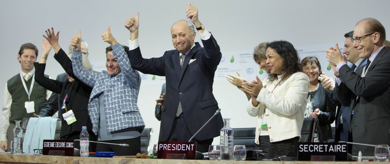 Jublande mötesledare på klimatmötet COP21 när Parisavtalet just beslutats.