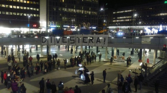 Kampanj på Sergels torg i Stockholm för att få Stockholms stad att divestera från fossil energi. Bildkälla: 350.org