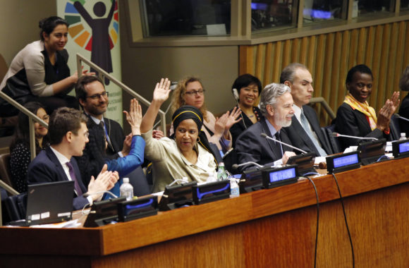 FNs Kvinnokommission (CSW) uppmanar länder att genomföra Agenda 2030 på ett genusmedvetet sätt. Bild: UN Women/Ryan Brown (CC BY-NC-ND 2.0)