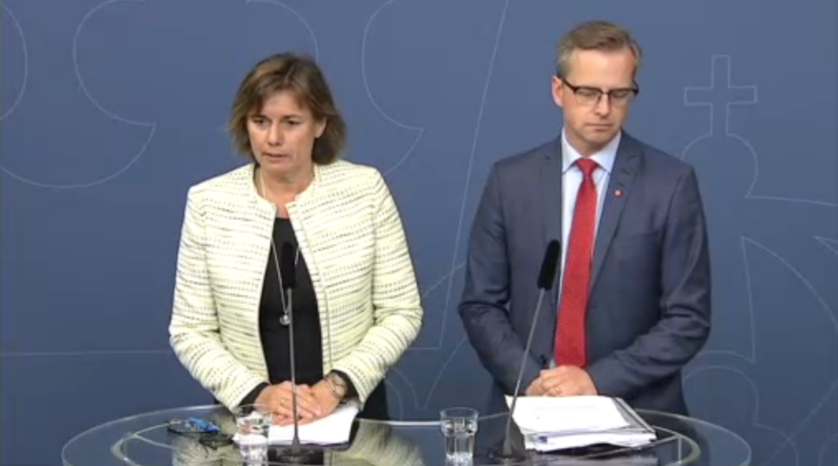 Klimatminister Isabella Lövin och Näringsminister Mikael Damberg presenterar försäljningen av Vattenfalls kolgruvor och utsläppsbromsen. Bild: Regeringskansliets webb-TV