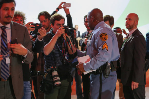 FNs säkerhetsvakter hanterar pressfotografer under COP21. Bild: IISD/ENB | Kiara Worth