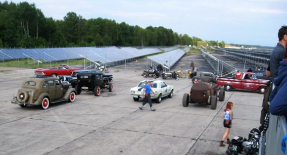 Elproduktion med solceller på ett nedlagt flygfält i Tyskland - där det även hålls dragrace...