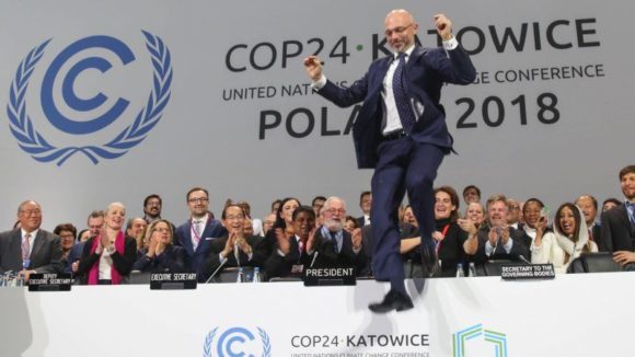 Michał Kurtyka, ordförande för COP24, hoppar av glädje när "Katowice Climate Package" beslutades på COP24 i Polen.
